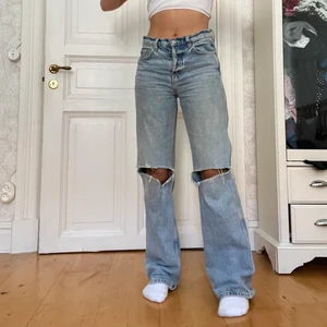 Jeans med hål - Fina jeans som ej kommer till användning längre. Hål på knäna och är typ mid waist. Köpta på Plick men är ursprungligen från &otherstories.❣️