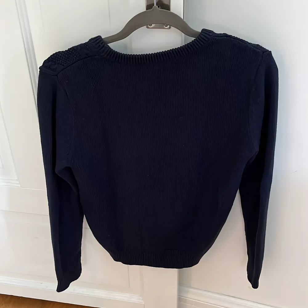 En superfin mörkblå stickad tröja från gant. Den kommer tyvärr inte till användning. Storleken är 15 år/170 men skulle även säga att den passar XS/S. . Neuleet.