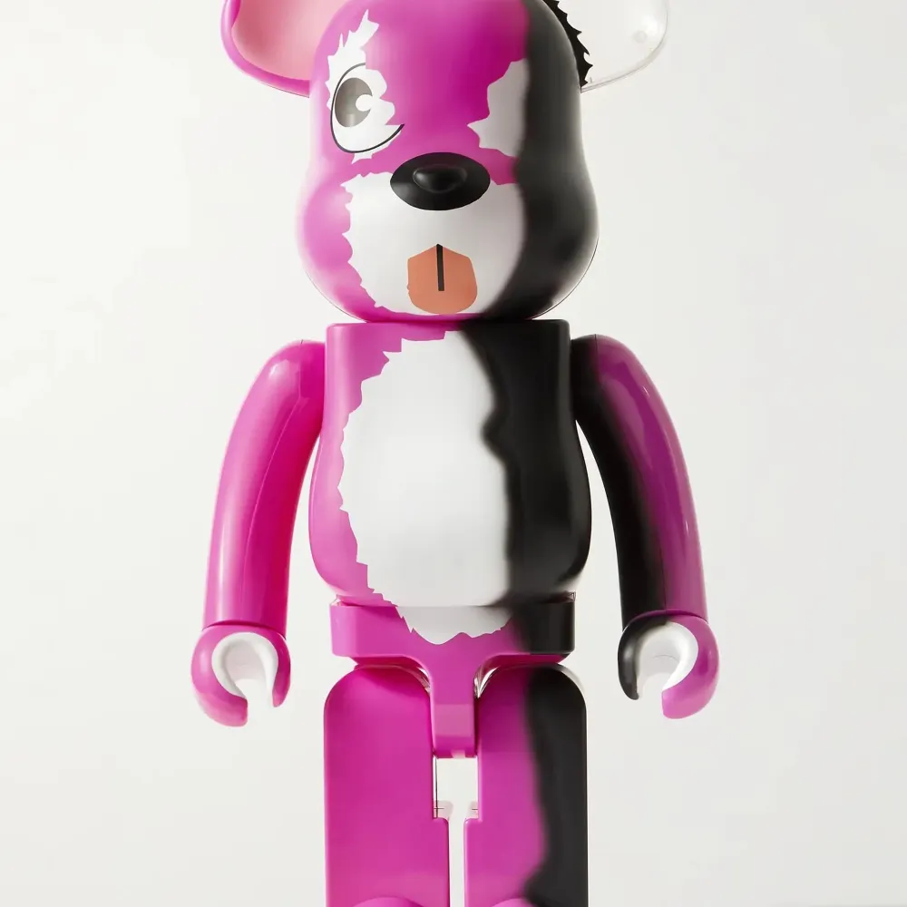 Säljer en helt ny bearbrick i size 1000. Helt ny i obruten kartong från japanska Medicom Toy. Höjd 70 cm.   Bearbricken kommer från karaktären Pink Bear som har sitt ursprung från Netflix serien Breaking Bad och släpptes -2020.   Limiterad utgåva!  . Accessoarer.
