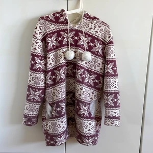 Jultröja - Supergullig och mjuk tjocktröja i juligt motiv🎄🎅☃️ Okänt märke och storlek. Jag har storlek S så den passar nog ungefär XS-M. Med 2 fickor och luva. Fejk-ull/luddig på insidan. Knappt använd. Färg: vit/röd.