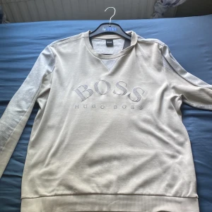 Hugo boss tröja  - Väldigt fräsch Hugo boss tröja knappt använd  TAR BYTEN