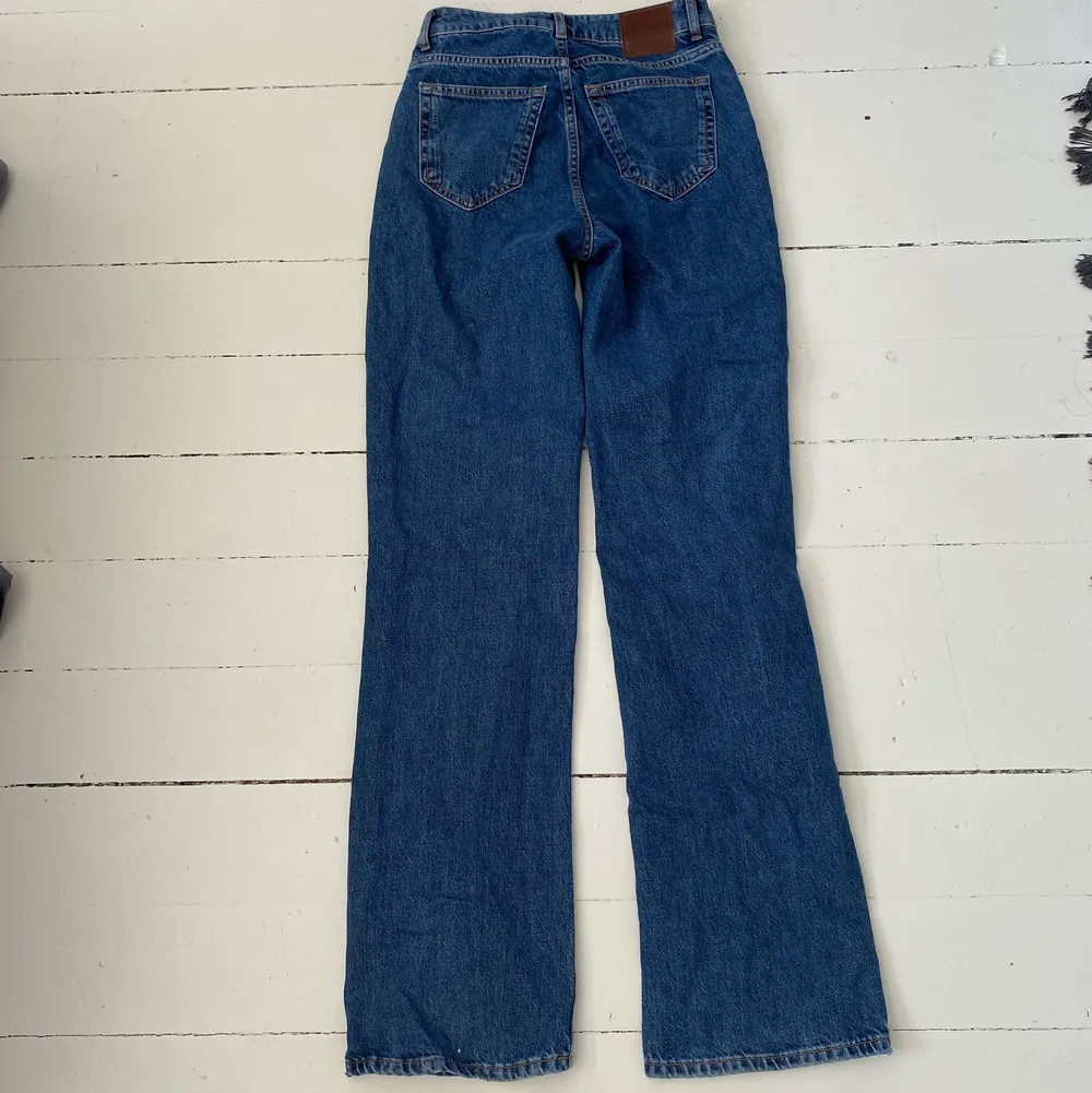 Mörkblå jeans från bikbok i storlek 25/32. Inte använd många gånger, så är i väldigt bra skick. Nypris är 599kr. Jeans & Byxor.