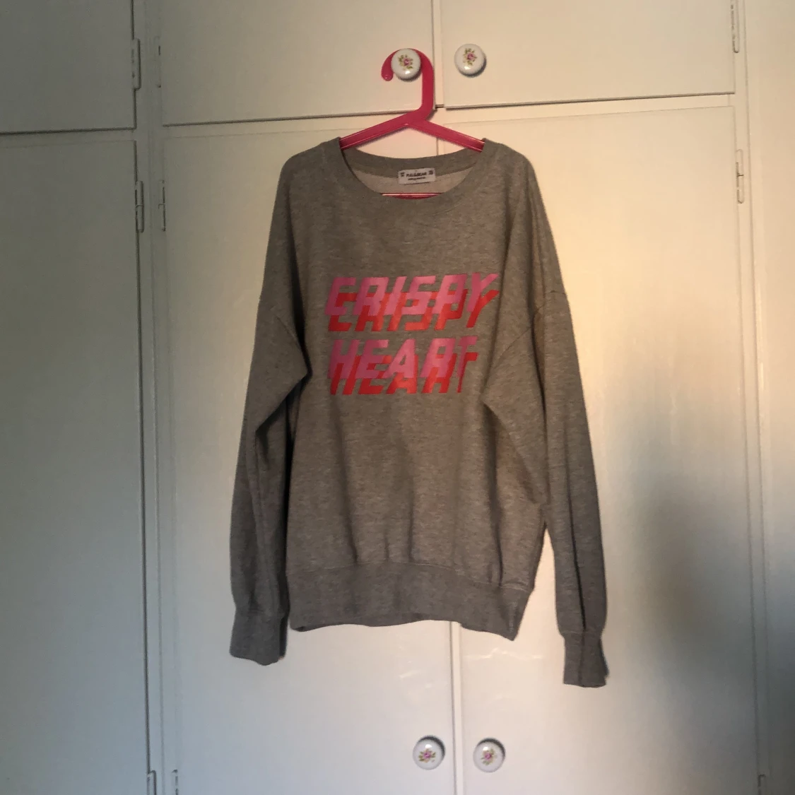 En grå tjockare tröja, dock ingen hoodie.