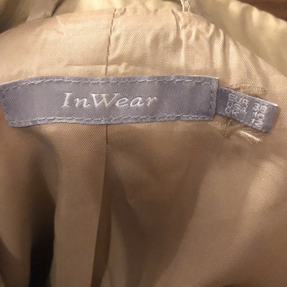 Vacker jacka som passar bra till klänningar & finkläder. kan också stylas med vanliga kläder. säljer då den tyvärr är för stor för mig!  från märket InWear i storlek 38. Jackor.