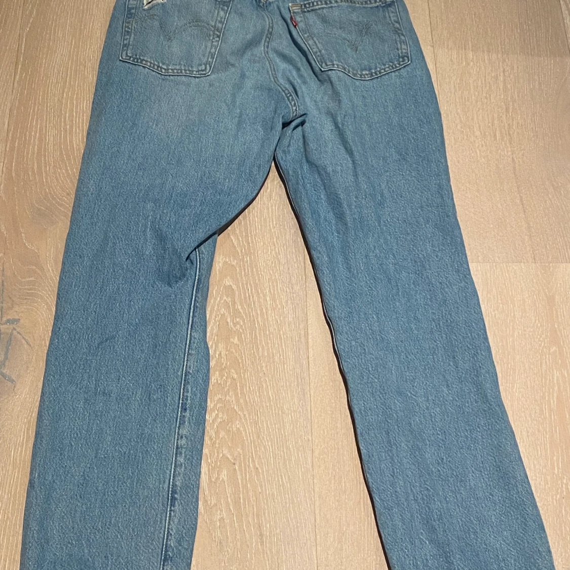 Ett par klarblåa Levi’s jeans - 90