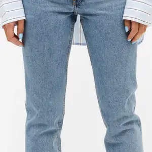 Blåa kimomo jeans från monki. Byxorna är i väldigt bra skick, kan fixa fler bilder ifall du är intresserad.