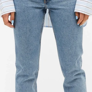 Blåa kimomo jeans - Blåa kimomo jeans från monki. Byxorna är i väldigt bra skick, kan fixa fler bilder ifall du är intresserad.