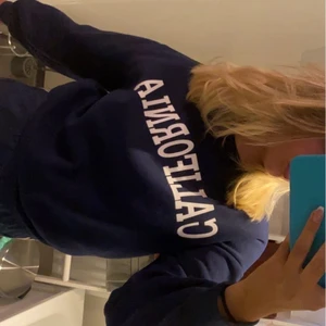 Sweatshirt  - Mörkblå sweatshirt i stolek 38 säljer för 80 kr + frakt 😊