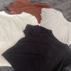 H&m  - Fyra basic tröjor från h&m kostar 200kr+ frakt för alla fyra men säljer även dom enskilda och då kostar en 60kr+frakt kan mötas upp om du bor eller kan komma till Västerås annars måste du betala frakten