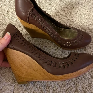 Kilklackar - Ett par kilklackar från hm i storlek 37 :) 