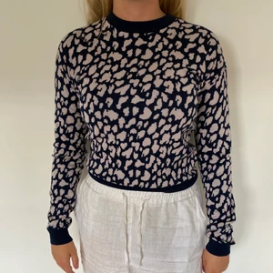 Mönstrad ulltröja från &otherstories - Mönstrad ulltröja från &otherstories. Färgen är mörkblå med ljust lila mönster. Använd sparsamt. 