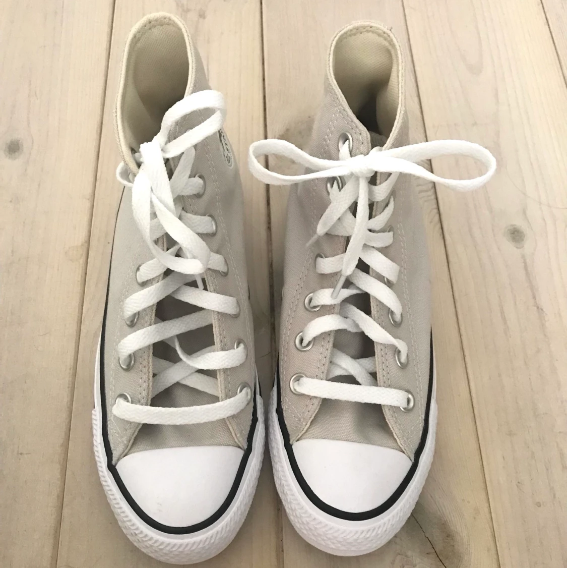 Nya beige/ljusgrå Converse  - 90