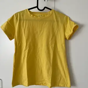 En gul basic t-shirt 