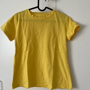 Basic t-shirt - En gul basic t-shirt 