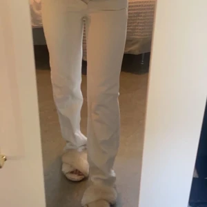 BEIGA JEANS 🤎 - mina absoluta favorit jeans har nu blivit försmå, och kan tyvärr inte användas av mig längre. Ordinarie pris: 599kr  Dem är i väldigt bra skick 🤎