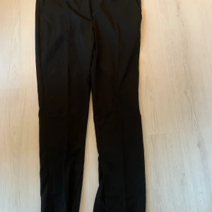 Kostym byxor från MONKI - Nya kostymbyxor från MONKI. Låg midja med slits längst ner. Strl 46 men är mer som en 42