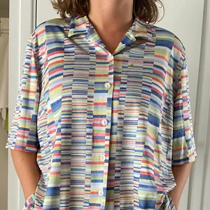 Topp - Snygg randig topp i lös passform!