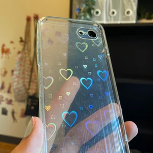 genomskinligt mobilskal iPhone 7/8/SE2 - Ett genomskinligt mobilskal med tillagd bling bling slay (som ni ser på bilden) för iPhone 7/8/SE2 30kr + frakt (pris kan diskuteras privat)  