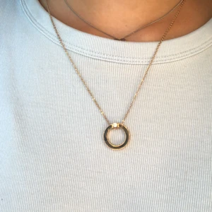 Halsband  - Guldigt halsband, använt nåra ggr hemma