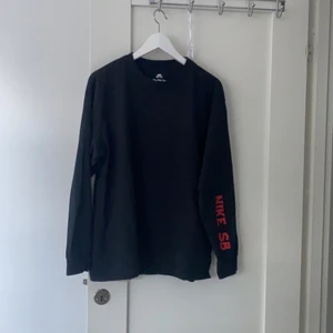 Nike SB långärmad T-shirt  - Kan frakta men står ej för fraktpriset.