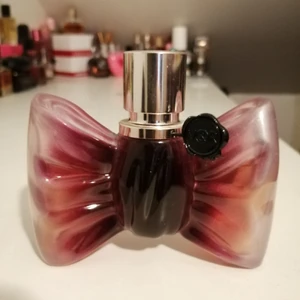 Viktor&rolf Bonbon Couture - Viktor&rolf Bonbon Couture 30 ml edp, använd enligt bild 2. Detta är alltså INTE originalet utan en version som släpptes senare, en mer intensiv version av originalet 😊 frakt tillkommer med antingen 45 kr i postens påse eller 66 kr spårbart 🦋