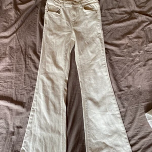 Jeans  - Vita bootcut jeans ifrån Gina🤍