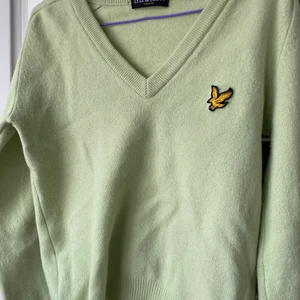 Vintage Ljusgrön lyle&scott tröja - Sjukt fin färg och go kvalitet! Köpt för kanske 400-500kr men säljs för 150kr ☺️ storleken är S och den är typ stickad (tror jag)