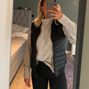 Dunväst  - Svart dunväst från stadium! Använd några gånger och är i nyskick 