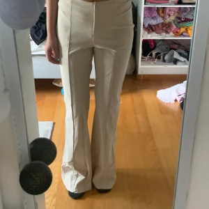 Beige byxor - Beiga kostymbyxor från monki, jag har storlek 34 på byxor och dessa sitter bra i midjan och är väldigt stretchiga men är lite för långa i benen (160), inga fläckar eller skador, säljer för 100kr inklusive frakt, kontakta för mer info.
