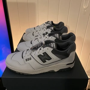 New balance 550 grey - Gråa new balance i storlek 42 samt (43 SÅLD), helt nya box och kvitto finns. Hör av dig vid intresse🤝