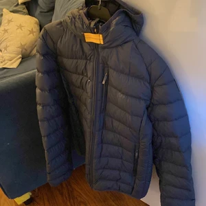 Parajumpers Jacka  - En stilren jacka som är som ny , använd 3-4 gånger. Skriv till mig om du är intresserad så kan jag skicka lite mer bilder och så 