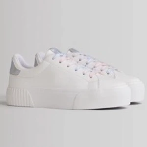 Vita höga sneakers med färgglad snörning! - Supersnygga och fräscha skor helt i nyskick (endast provade) i storlek 38 (köpte tyvärr för stor storlek)!✨