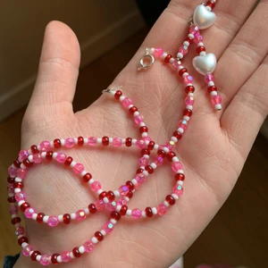 Handgjord halsband och örhängen i randig stil - Halsband och örhängen som kan köpas separat eller ihop som ett set🌸 allt för 120kr (utan frakt) 🌸 annars halsbandet för 90kr och örhängen för 35kr