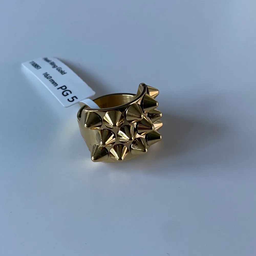 Helt ny guld ring med nitar på från Edblad, Peak Ring Gold (16,0 mm). Pris 320 kr + frakt 39kr.. Accessoarer.
