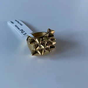 Edblad ring  - Helt ny guld ring med nitar på från Edblad, Peak Ring Gold (16,0 mm). Pris 320 kr + frakt 39kr.