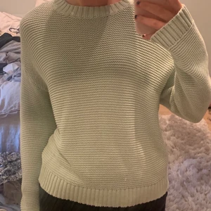 Stickad grön - Fin grön stickad tröja ifrån zara, knappt använd och köpt för 299 om jag minns rätt, säljer för 190 kr + frakt, tryck inte på köp direkt!! Är en 11-12 år men skulle säga att den är en xs-s i storleken!