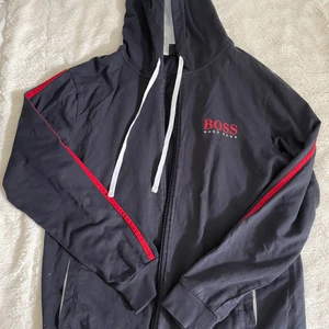 Blå Hugo boss zip upp hoodie - Jättefin blå Hugo boss zip upp hoodie storlek L i herrstorlek. Den är i bra skick och inte använd så mycket. 