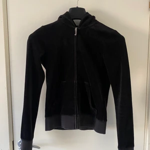 Juicy Couture  - Jättefin juicy tröja köpt i new york för några år sedan, den är i nyskick och storlek xs 🤎 kan mötas i Helsingborg annars betalar köparen frakten🤎