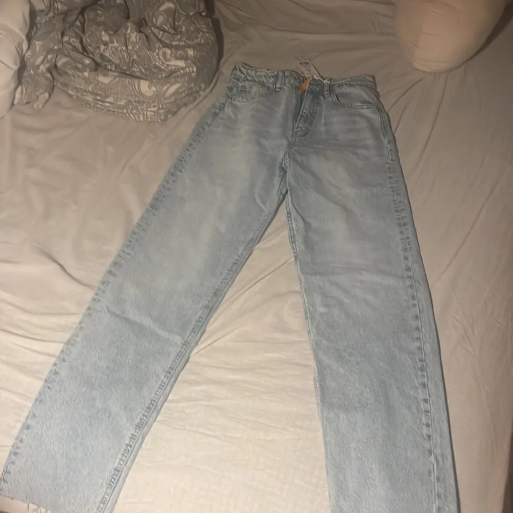 Säljer min super snygga jeans, hela nya endas provad, säljer som pågrund av fel stolek, ny pris 300kr mitt pris 200kr. Jeans & Byxor.