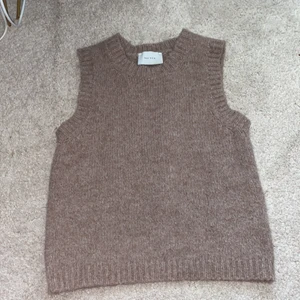 Stickad väst NEO NOIR - Stickad väst från NEO NOIR aldrig andvänd pga för liten. Original pris 495kr