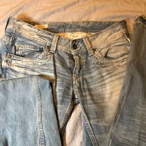 Dösnygga lågmidjade jeans från pepe jeans! Så snygg färg och perfekt för någon som är 160 då de är lite korta på mig som är 170 ish! ❤️ midjemåttet är 78❤️