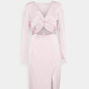 klänning  - Säljer denna fina klänningen från nelly. Jag säljer denna då den inte kommer komma till användning, den har används endast 1 gång.😊