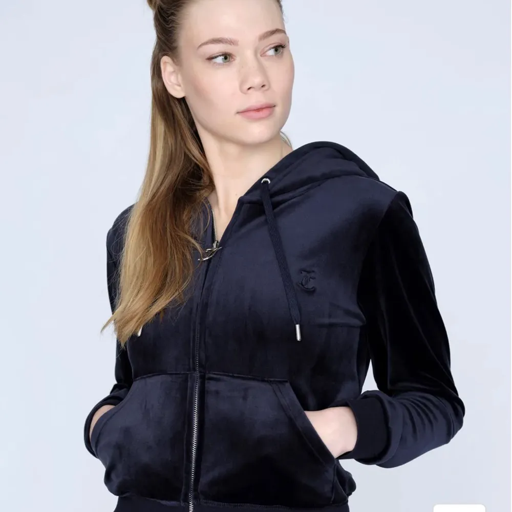 Säljer min mörkblåa juicy couture zip hoodie i Xs , köpt för 1200kr. Använd en gång och vi nyskick. Skriv för fler bilder. Priset kan diskuteras. TRYCK INTE PÅ KÖP DIREKT. Hoodies.
