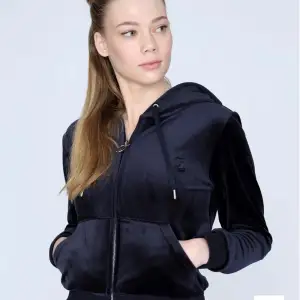 Säljer min mörkblåa juicy couture zip hoodie i Xs , köpt för 1200kr. Använd en gång och vi nyskick. Skriv för fler bilder. Priset kan diskuteras. TRYCK INTE PÅ KÖP DIREKT