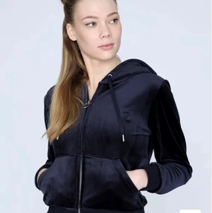 Juicy couture zip hoodie - Säljer min mörkblåa juicy couture zip hoodie i Xs , köpt för 1200kr. Använd en gång och vi nyskick. Skriv för fler bilder. Priset kan diskuteras. TRYCK INTE PÅ KÖP DIREKT