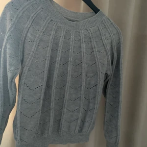 Tröja grå  - Grå stickad tröja! Tunn. 