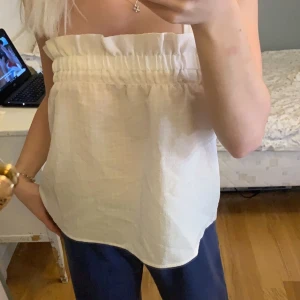 Vit topp - Knappt använd topp med snören man knyter💞