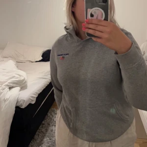 hoodie - Säljer denna märkes hoodie som inte används. köparen står för frakt🌸💕