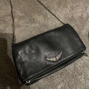 Zadig väska - Säljer nu min zadig väska, köpte den för cirka 3 år sen så den är i ett användt skick. Den har lite rost defekter men är utöver det jättefin. Köp direkt för 1000kr+frakt!💕