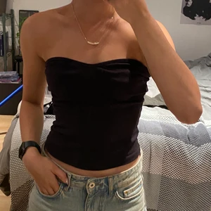 Svart bandeau topp - Svart ribbad bandeau topp från shein, knappt använd, storlek xs men väldigt stretchig, säljer för 30kr (+frakt) då jag hittat en som passar mig bättre💓 skriv vid intresse eller frågor!
